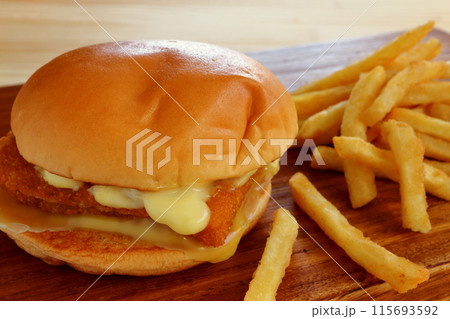 フィッシュバーガーとフライドポテト フィッシュバーガーとフライドポテト 115693592