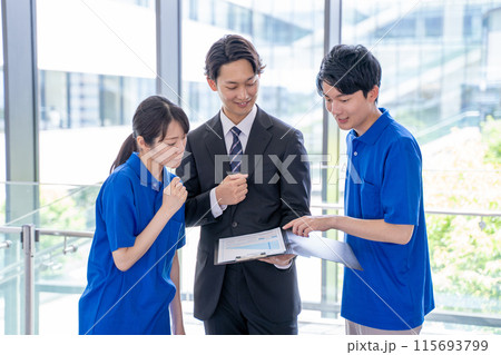 介護スタッフとビジネスマンとの打ち合わせ 介護スタッフとビジネスマンとの打ち合わせ 115693799