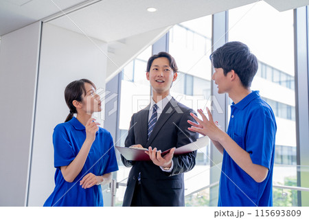 介護スタッフとビジネスマンとの打ち合わせ 介護スタッフとビジネスマンとの打ち合わせ 115693809