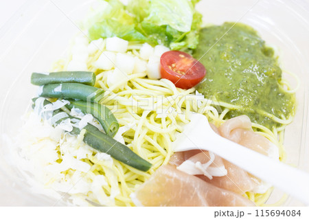 おいしいバジルソースの冷製パスタ 115694084