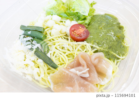 おいしいバジルソースの冷製パスタ 115694101