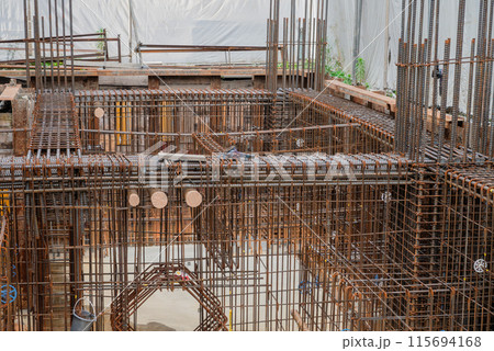 建設現場の鉄筋工事 115694168