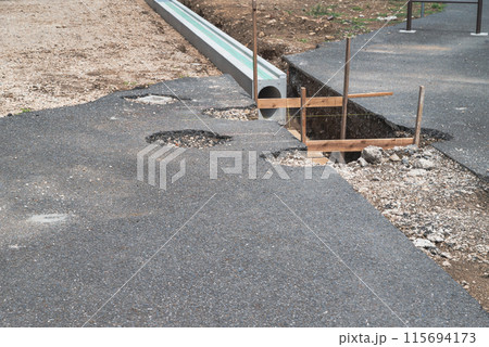 路上工事の側溝と丁張り 115694173