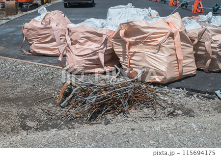 道路工事の廃材とフレコンバッグ 道路工事の廃材とフレコンバッグ 115694175