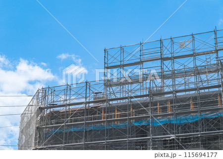 建設現場の型枠支保工と仮設足場 115694177