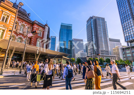 日本の東京都市景観 東京駅丸の内北口。仕事などを終えて駅に向かう人たち。奥は丸の内のオフィスビル群 日本の東京都市景観 東京駅丸の内北口。仕事などを終えて駅に向かう人たち。奥は丸の内のオフィスビル群 115694251