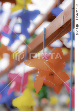 カラフルな風車 115694396