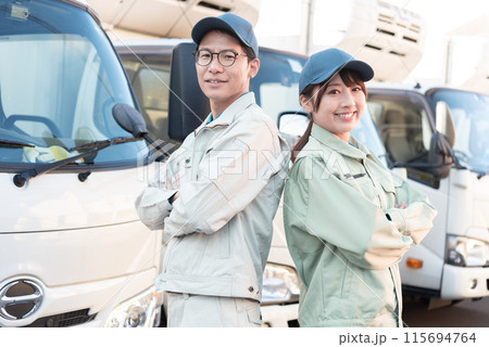 男女2人のトラックドライバー 115694764