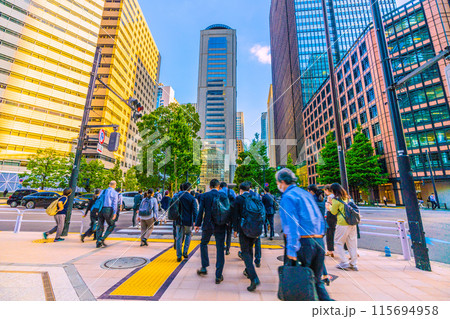 日本の東京都市景観 大手町から仕事などを終えて東京駅などに向かうビジネスマンやOLらを望む=19日 日本の東京都市景観 大手町から仕事などを終えて東京駅などに向かうビジネスマンやOLらを望む=19日 115694958