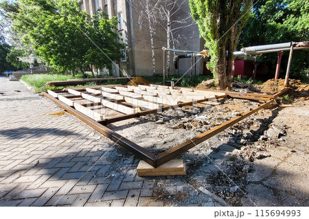 Construction of a street shopping pavilion for a store, all stages of construction, detailed overview 115694993