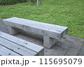 公園に並ぶベンチ 115695079
