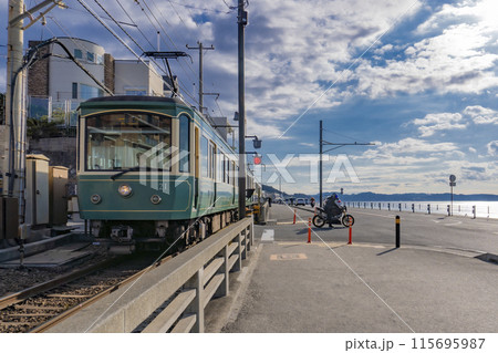 【神奈川県・鎌倉市】七里ヶ浜を走る江ノ電／鎌倉高校前駅の踏切 115695987