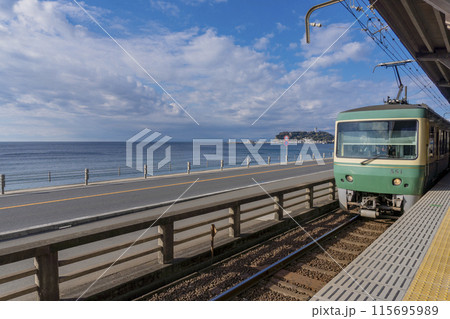【神奈川県・鎌倉市】七里ヶ浜を走る江ノ電と江ノ島/鎌倉高校前駅 【神奈川県・鎌倉市】七里ヶ浜を走る江ノ電と江ノ島/鎌倉高校前駅 115695989