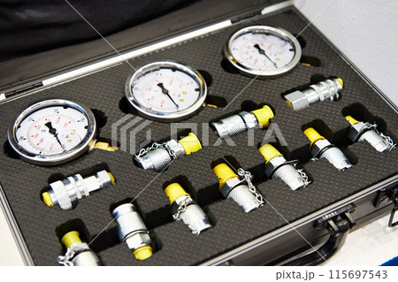 Set of pressure gauges and valves 115697543