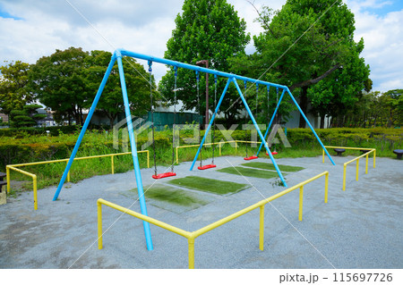 荒川自然公園のブランコと若葉に新緑 広場 青い空の写真素材 