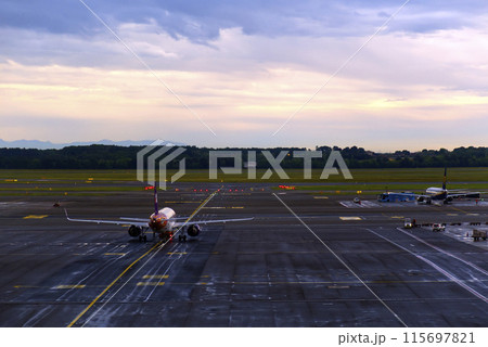 Planes waiting in line to takeoff 115697821