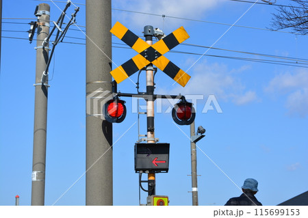 鉄道線路の踏切 115699153