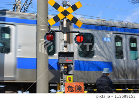 鉄道線路の踏切 115699155
