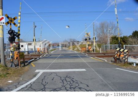 鉄道線路の踏切 鉄道線路の踏切 115699156