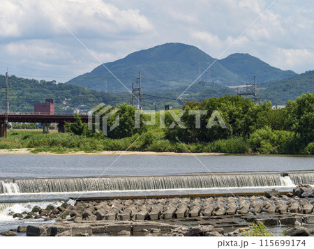大和川河川敷から見る二上山 115699174