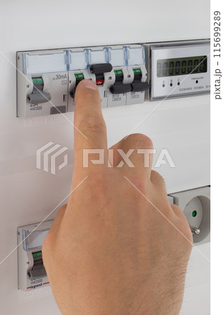 Hand Switching Electrical Circuit Breaker Hand Switching Electrical Circuit Breaker 115699289
