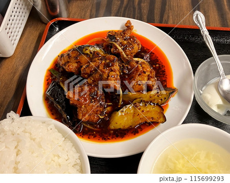 旨辛チキン定食　町中華の日替わりランチ 115699293