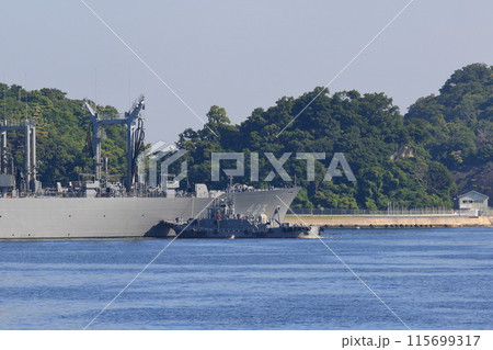 タグボートに押される海上自衛隊の艦艇　接岸する自衛艦 115699317