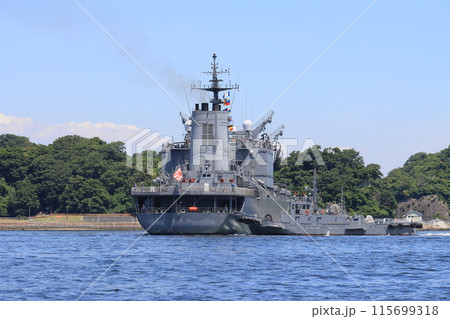 タグボートに押される海上自衛隊の艦艇　接岸する自衛艦 115699318