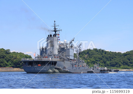 タグボートに押される海上自衛隊の艦艇 接岸する自衛艦 タグボートに押される海上自衛隊の艦艇 接岸する自衛艦 115699319