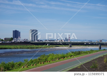 高橋尚子ロードと長良川、岐阜市街《岐阜県 岐阜市 長良川沿い》 高橋尚子ロードと長良川、岐阜市街《岐阜県 岐阜市 長良川沿い》 115699371