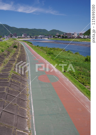 高橋尚子ロードと長良川、長良橋《岐阜県　岐阜市　長良川沿い》 115699380