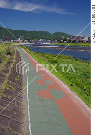 高橋尚子ロードと長良川、長良橋《岐阜県　岐阜市　長良川沿い》 115699381