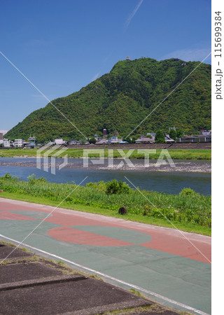 高橋尚子ロードと長良川、金華山《岐阜県　岐阜市　長良川沿い》 115699384