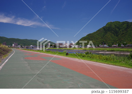高橋尚子ロードと長良川、金華山《岐阜県　岐阜市　長良川沿い》 115699387