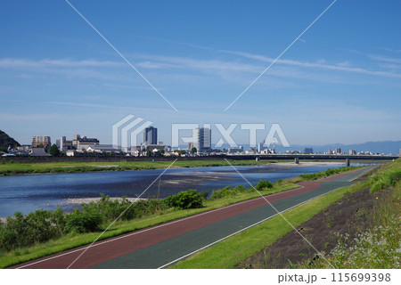高橋尚子ロードと長良川、岐阜市街《岐阜県 岐阜市 長良川沿い》 高橋尚子ロードと長良川、岐阜市街《岐阜県 岐阜市 長良川沿い》 115699398