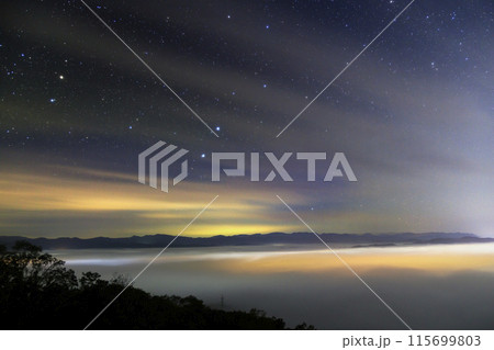 広島県三次市霧の海展望台の星景色　雲海と昇る北斗七星 115699803