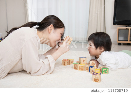 親子 遊び 乳児 積み木 保育士 親子 遊び 乳児 積み木 保育士 115700719
