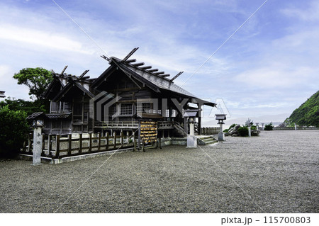 海を見下ろす社殿 115700803