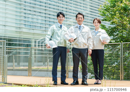 ヘルメットを持つ作業員 ポートレート ヘルメットを持つ作業員 ポートレート 115700946