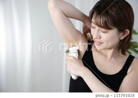 セルフ脱毛をする女性 115701028