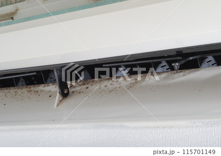 カビで汚れたエアコンの内部 115701149