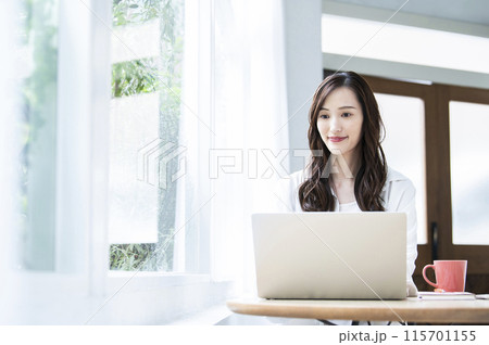 カフェでテレワークをする若い女性 115701155