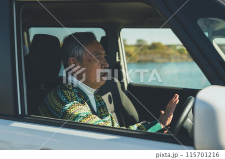高齢運転者 115701216