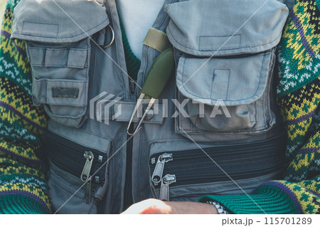 釣り人のフィッシングベストにベストハサミ 115701289