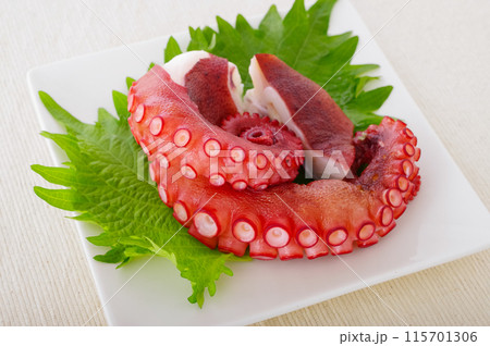 美味しそうにボイルされた真だこの足 美味しそうにボイルされた真だこの足 115701306