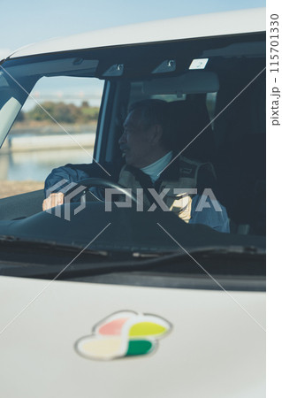 高齢運転者 115701330