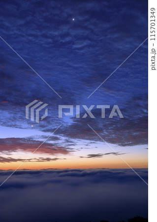 広島県三次市霧の海展望台の雲海と朝焼けの景色 115701349