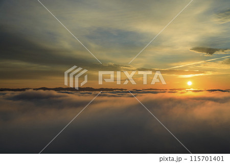 広島県三次市霧の海展望台の雲海と日の出の景色 115701401