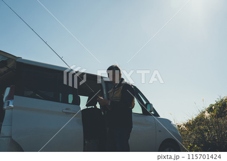 車で川釣りに出かけるシニア 115701424