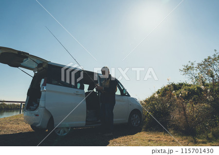 車で川釣りに出かけるシニア 115701430
